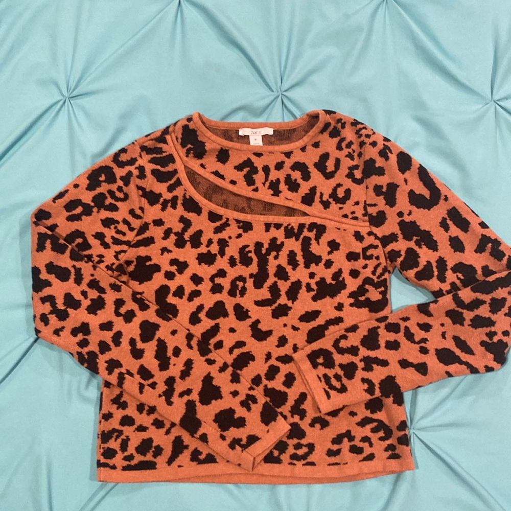 Bar III sweater
Excellent Condition
